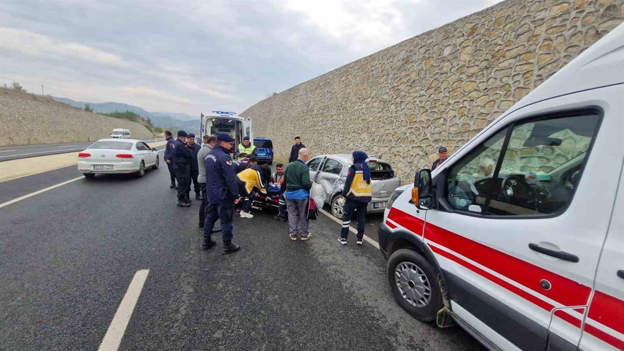 Kastamonu'da Cenazeye Giden Ailenin Otomobili Kaza Yaptı: 3 Yaralı