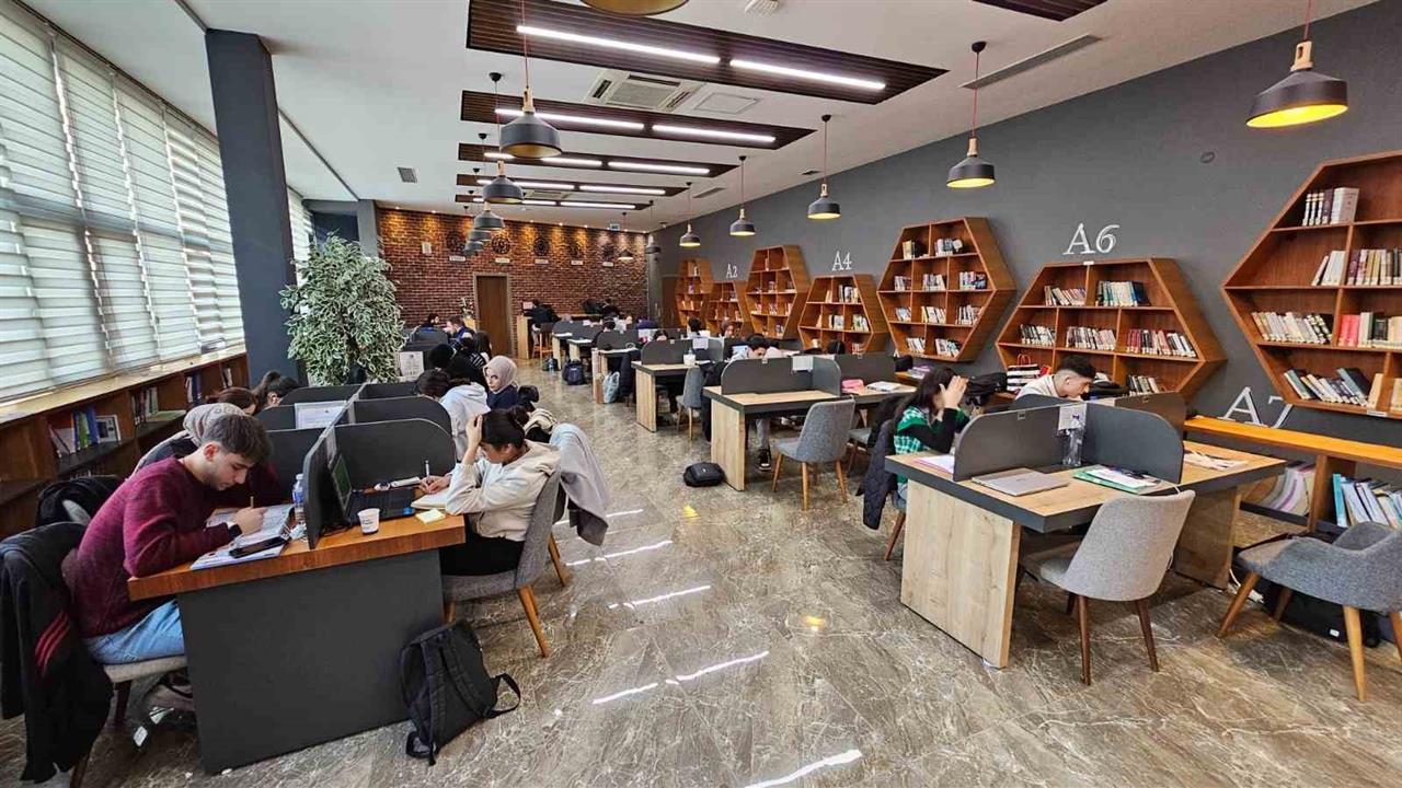 Kağıthane'de Üniversite Öğrencilerine Eğitim Desteği