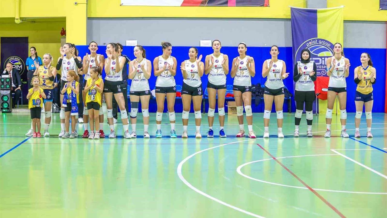 Didim'de Kadın Voleybol Takımı Galibiyet Serisini Sürdürdü