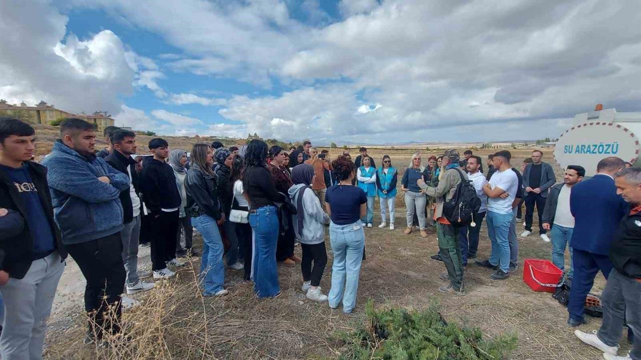 Tomarza MYO Öğrencileri Fidan Dikimi Etkinliği Düzenledi
