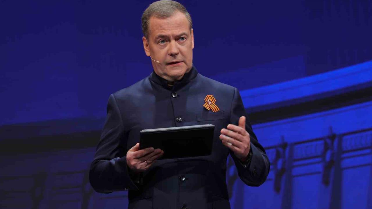 Medvedev: Trump, Rusya ile Tam Savaş Halinde