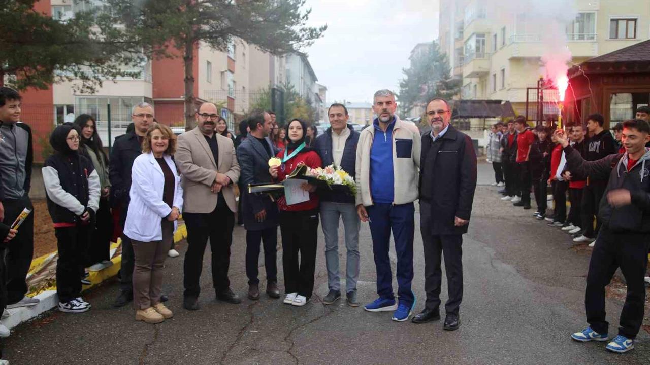 Afra Kılınç'a Sivas'ta Meşaleli Karşılama