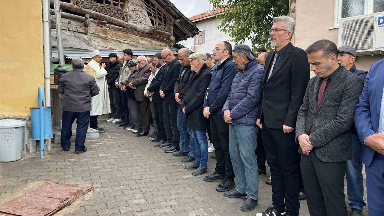 Çankırı'da Eski Eşin Cinayeti: 2 Çocuk Annesi Kadın Toprağa Verildi