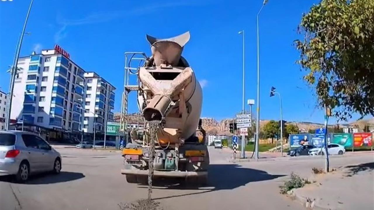 Elazığ'da Beton Mikserinin Çimento Döküşü Kamerada Kaydedildi