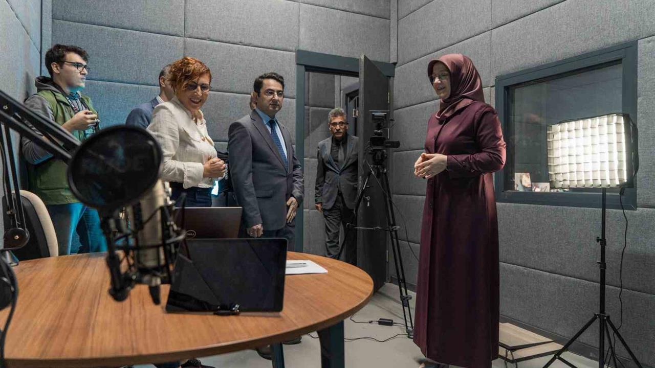 Manisa'da CBÜ Radyo ve Stüdyosu Açıldı