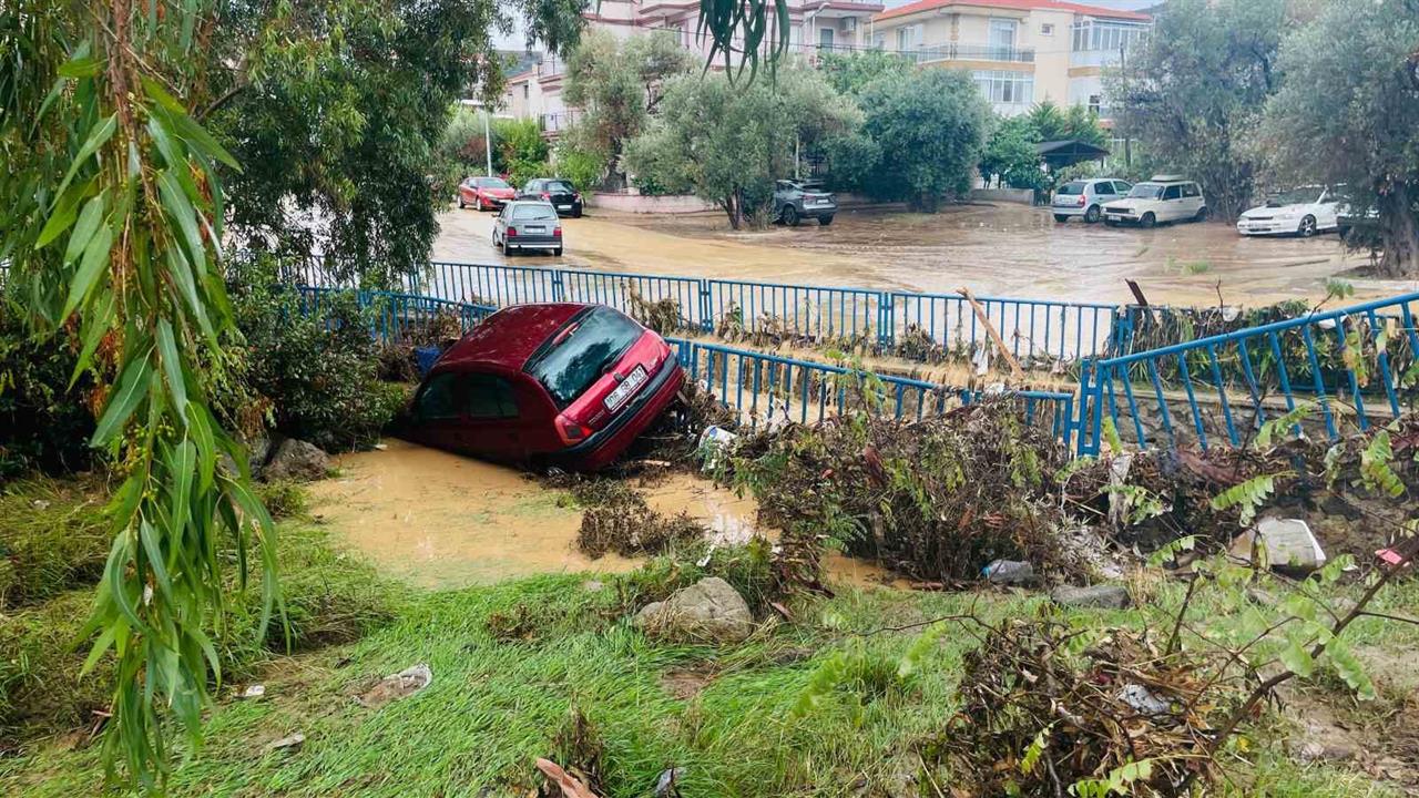 Foça’da Sel Felaketi: 1 Kayıp Vatandaş Aranıyor