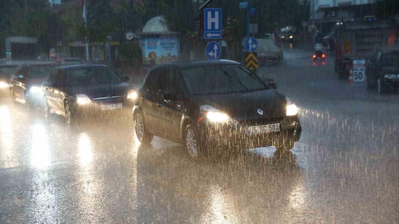 Aydın'da Sağanak Yağmur Hayatı Olumsuz Etkiledi