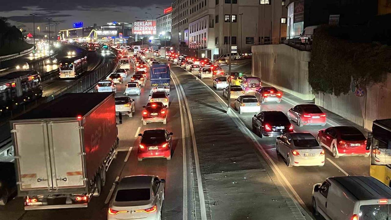 İstanbul'da Trafik Yoğunluğu Yüzde 83'e Ulaştı
