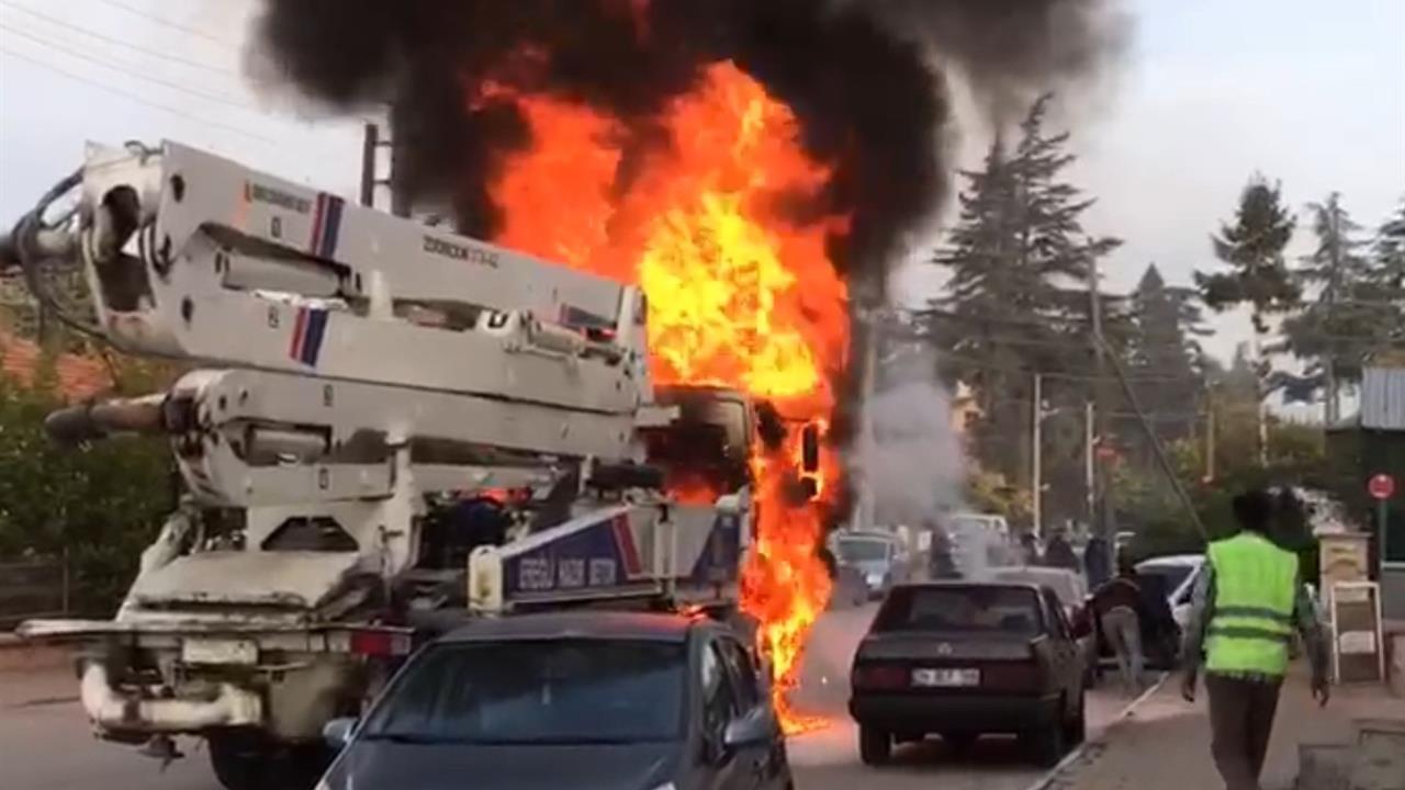 Konya'da Beton Pompası Yangını: 2 Araç Zarar Gördü