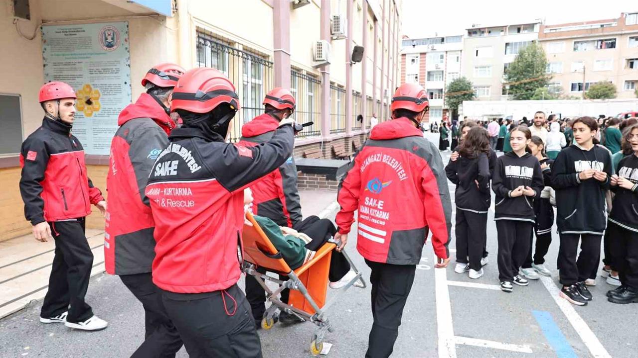 Sultangazi'de Öğrencilere Afet Farkındalık Eğitimi Veriliyor
