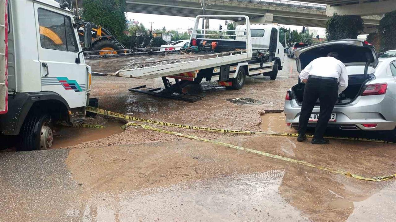 Aksu'da Yağış Sonrası Çökme: Araçlar Mahsur Kaldı