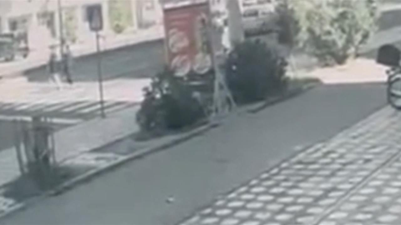 Batman'da Yaya Geçidinde Cipin Çarptığı İki Kişi Yaralandı