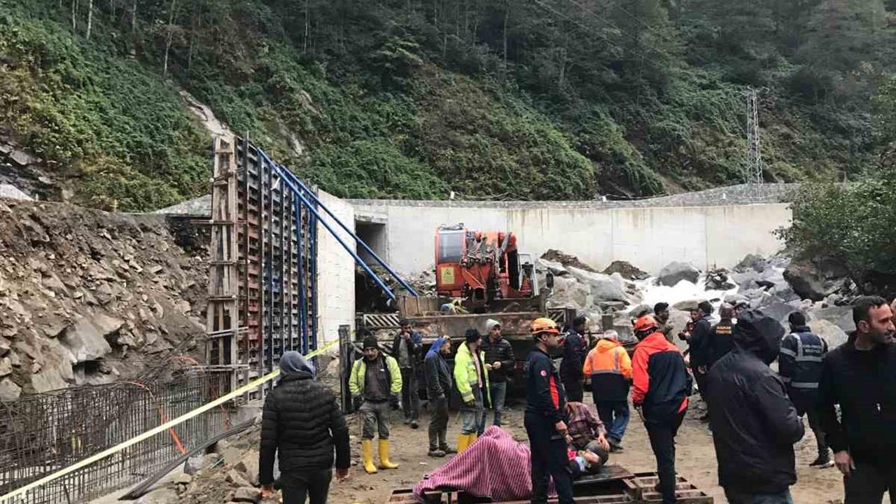 Rize'de İnşaatta Kalıp Çökmesi: 5 İşçi Yaralı