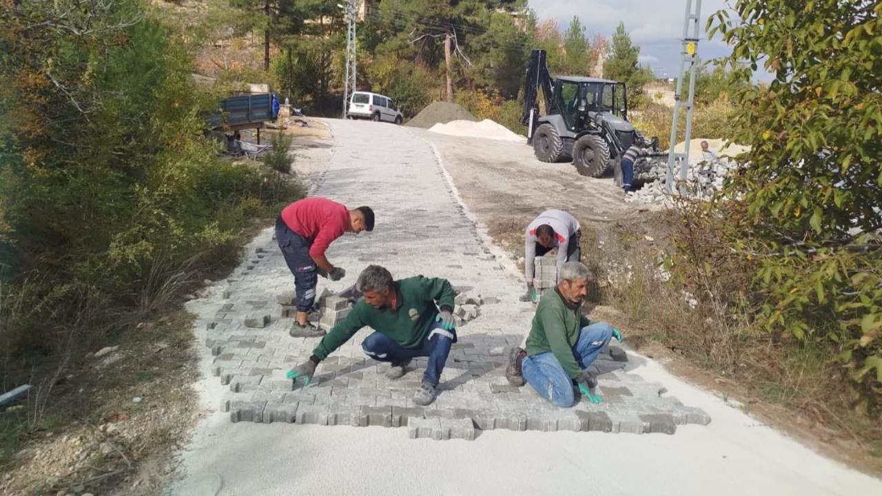 Çamlıyayla'da Sorun Teşkil Eden Yollar Yenileniyor