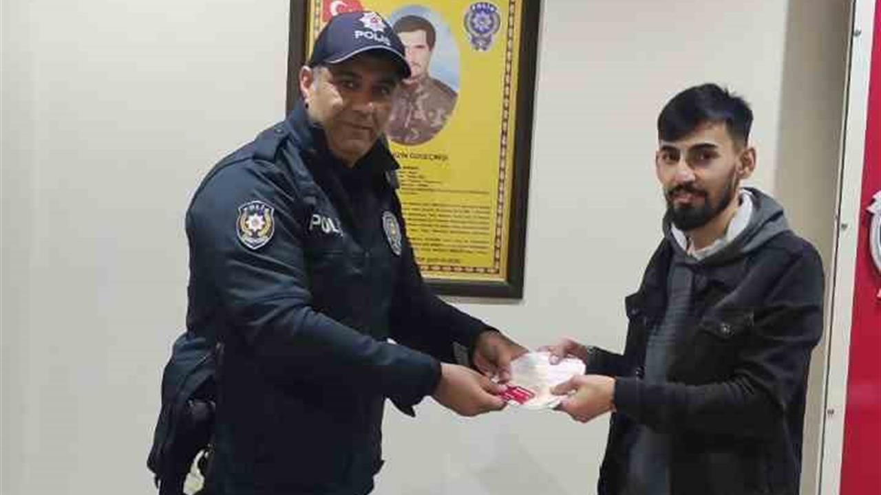 Siirt'te Duyarlı Vatandaş: Unutulan Para ve Kartı Sahiplerine İade Etti