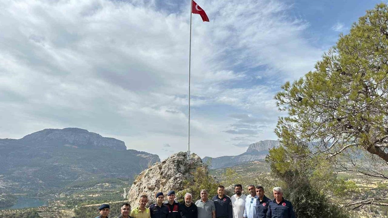 Mut'un Tepesindeki Bayrak Genç Kızın Videosuyla Dirildi: 19 Yaşındaki Melike’nin Çağrısıyla Eski Bayrak Yenilendi, Direk Güçlendirildi