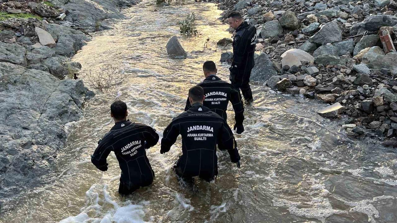 İzmir'de Selde Kaybolan Vatandaş İçin Arama Çalışmaları Yeniden Başladı
