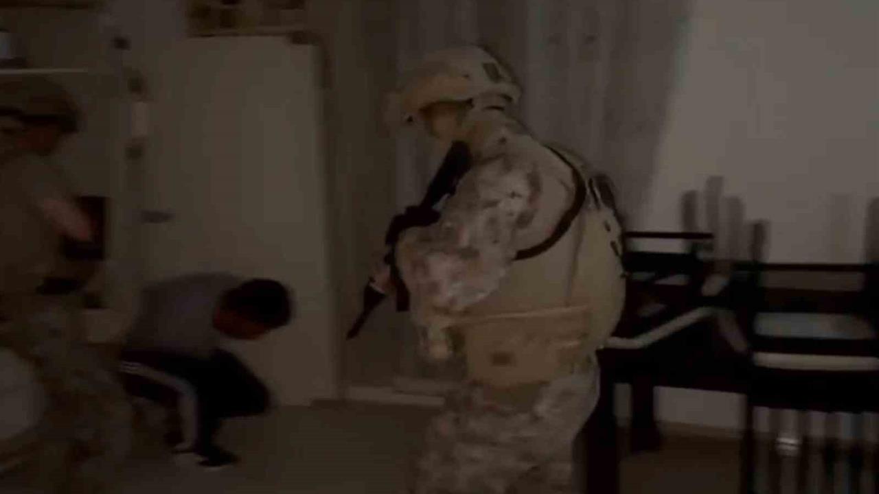 Hatay'da Gizli Bölmeden 2 Aranan Şahıs Yakalandı