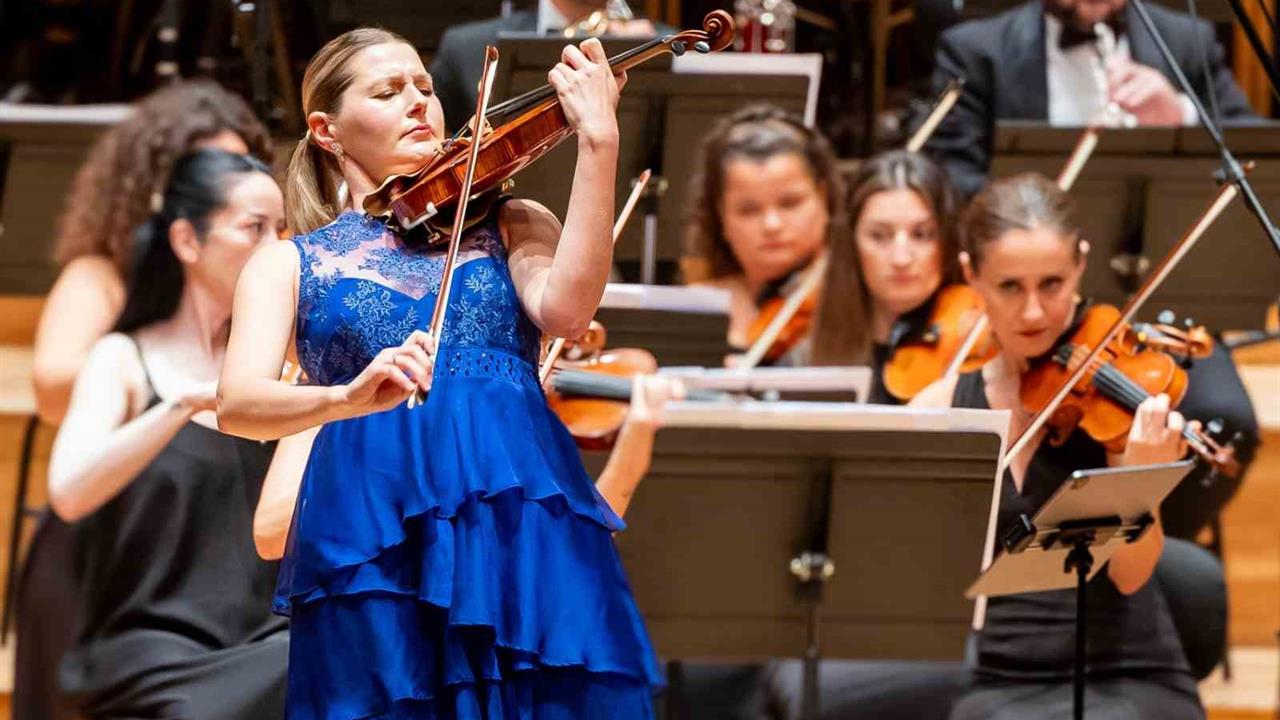 İzmir'de 175 Yıllık Kemanla Büyüleyen Konser