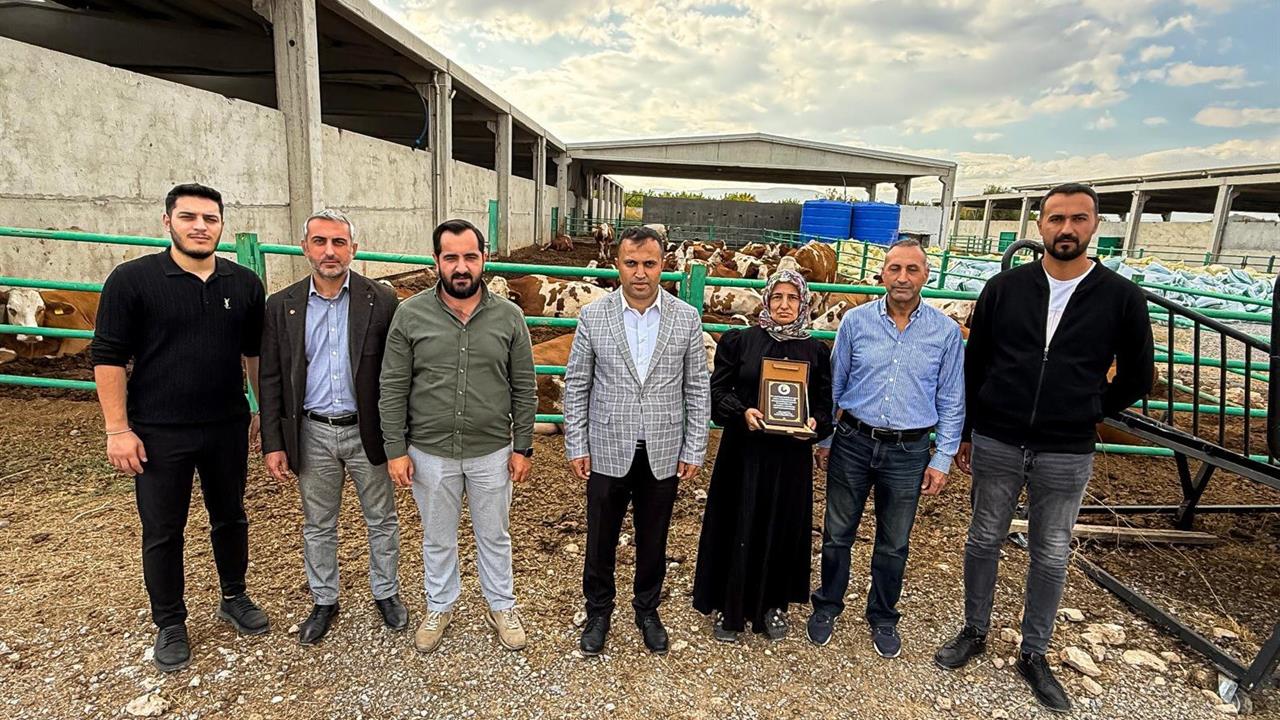 Malatya'da Kadın Girişimciye Plaket Töreni Düzenlendi