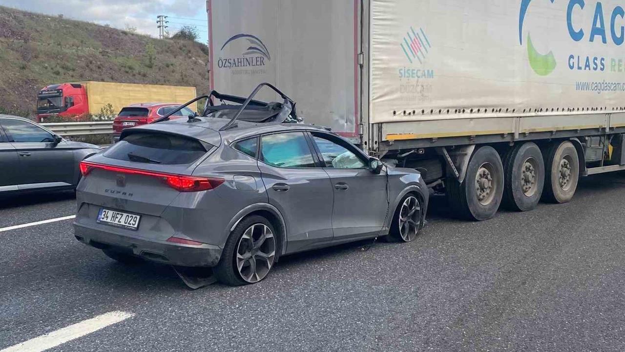 Sancaktepe'de Otomobil Tıra Çarptı: Sürücü Yaralandı