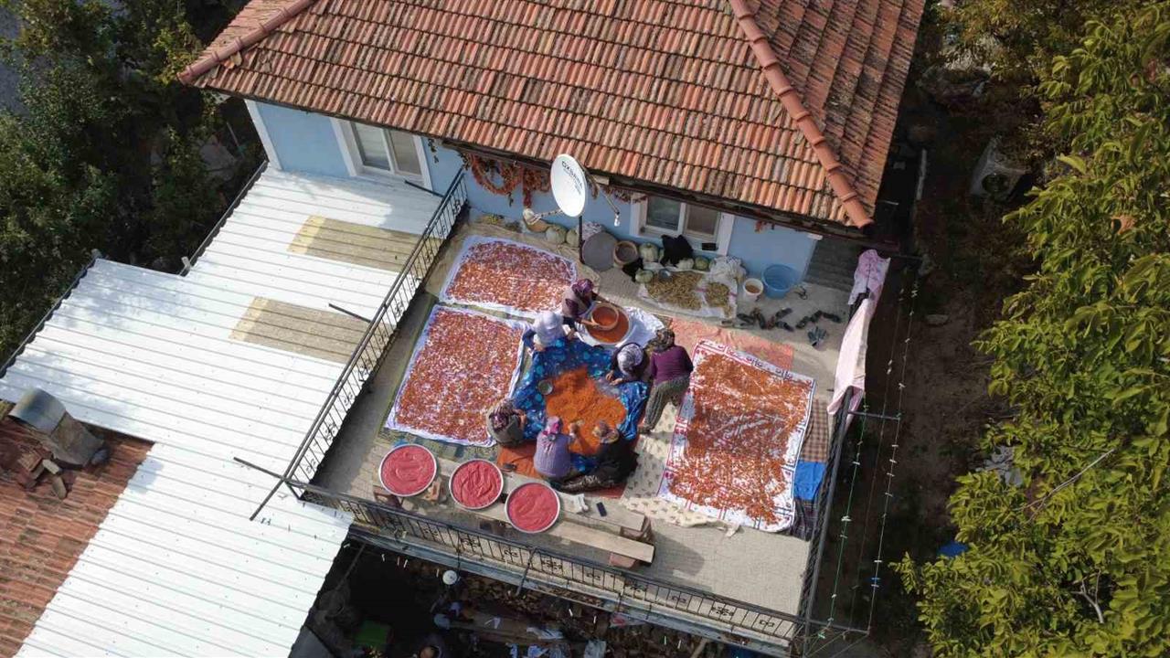 Demirci'de Kış Tarhanası Hazırlığı: 16 Çeşit Kullanılıyor