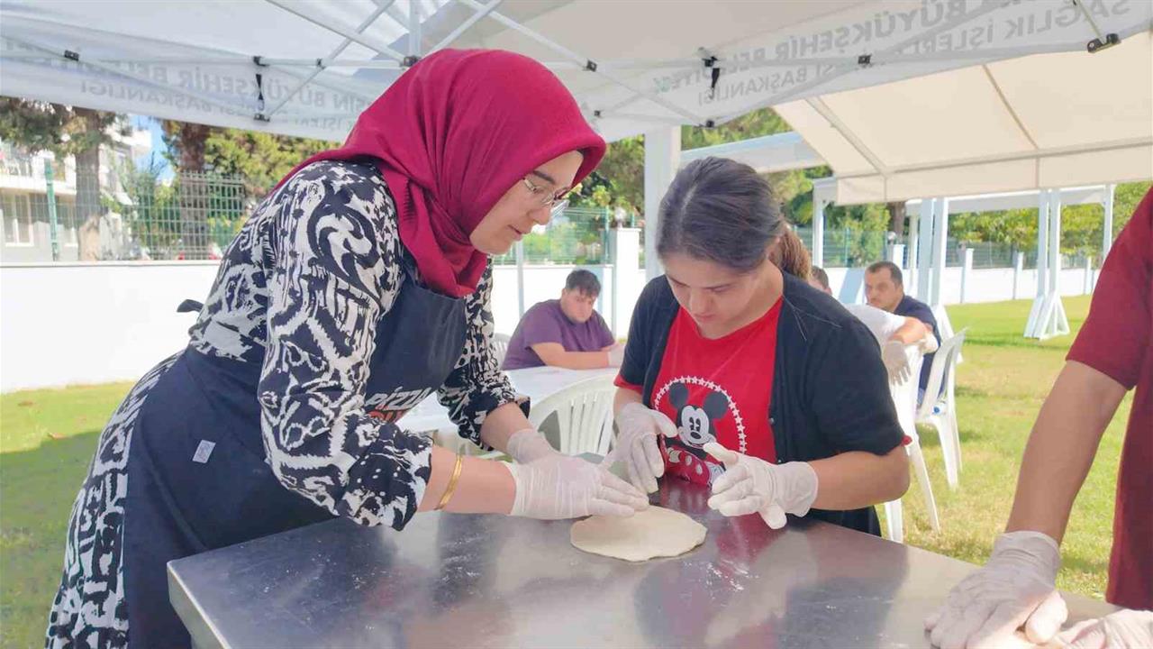 Mersin'de Engelsiz Yaşam Parkı'nda Lezzet Dolu Etkinlikler