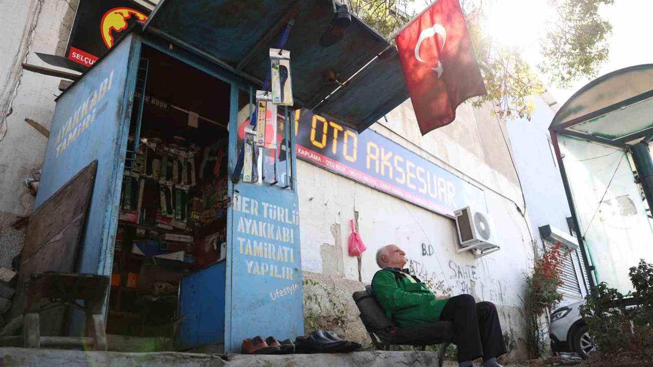 Elazığ'da 45 Yıldır Ayakkabı Boyacılığı Yapıyor