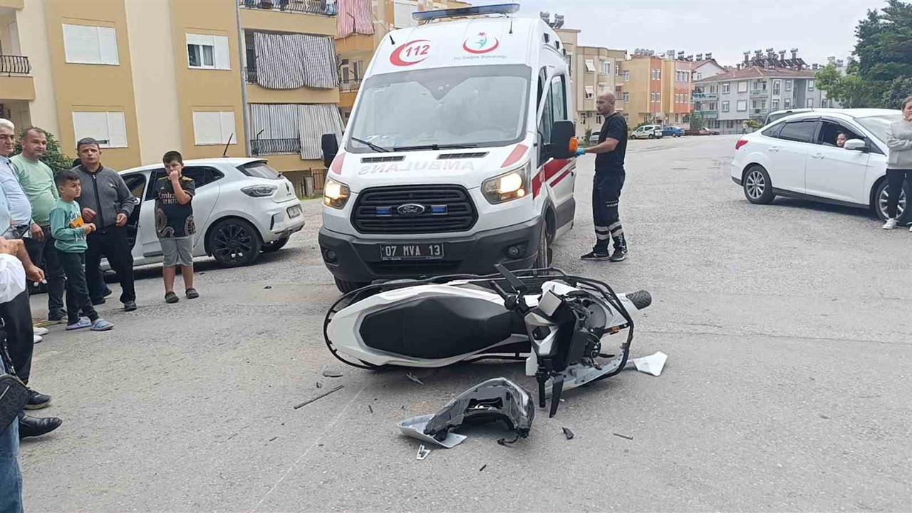 Manavgat'ta Motosiklet ve Otomobil Çarpıştı: 1 Yaralı
