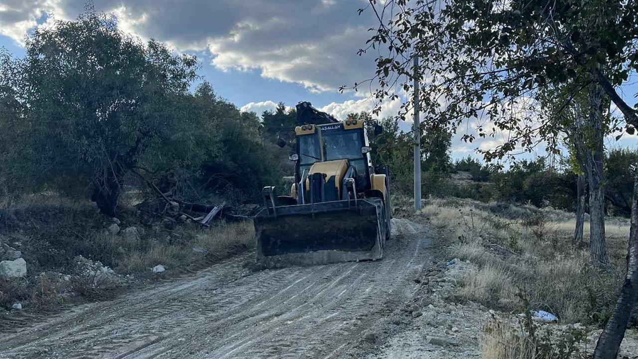Acıpayam'da Vatandaşlar Yolu Kendileri Onardı