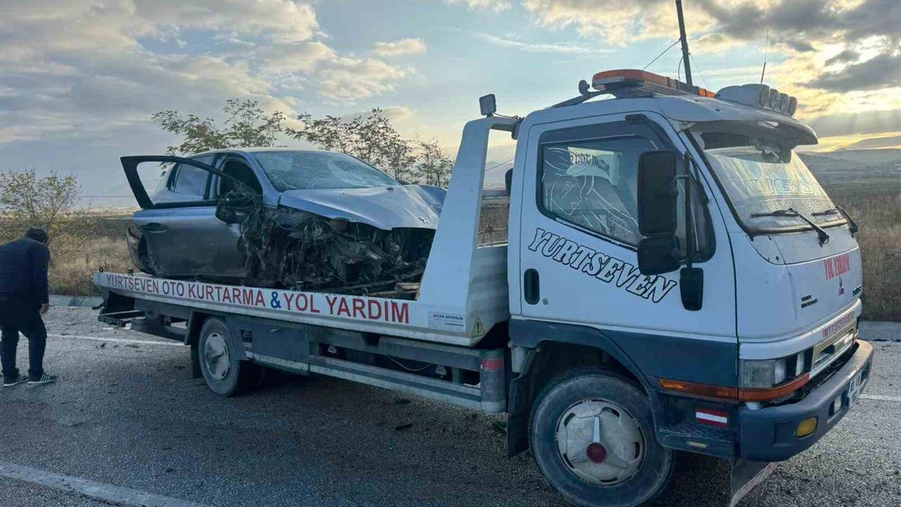Afyonkarahisar'da Refüje Giren Otomobilde 2 Yaralı