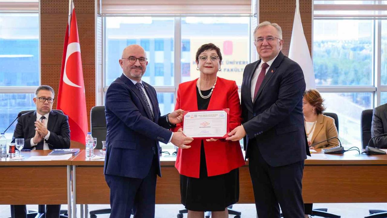 TSE, Hacettepe Üniversitesi Eğitim Fakültesi'ne Kalite Belgesi Verdi