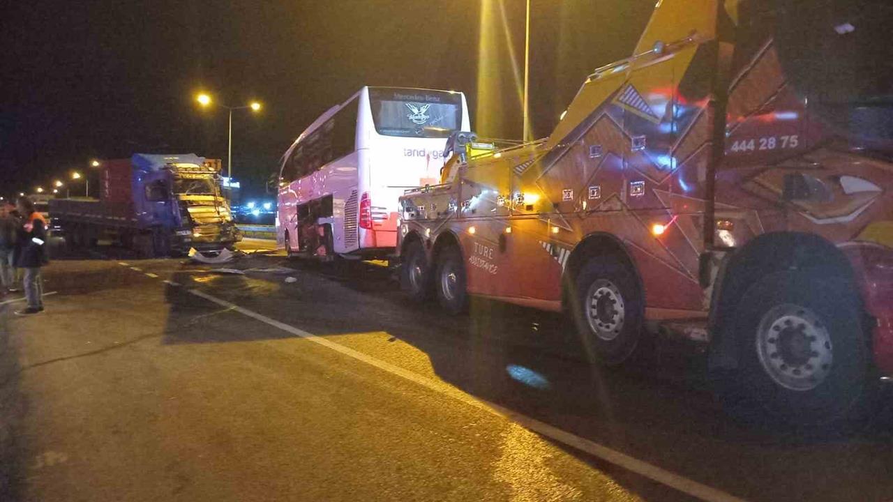 Bozüyük'te Otobüs ve Tır Çarpışması: 20 Yaralı