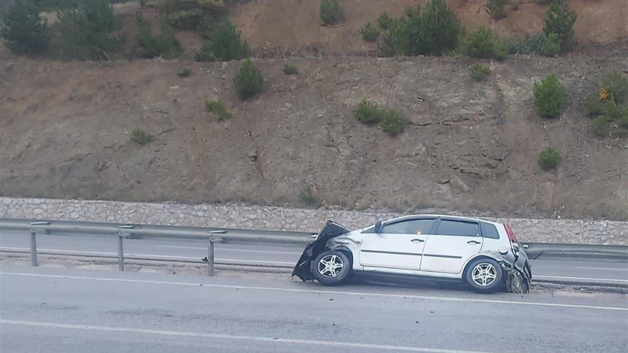 Afyonkarahisar'da Bariyerlere Çarpan Otomobilde 2 Yaralı