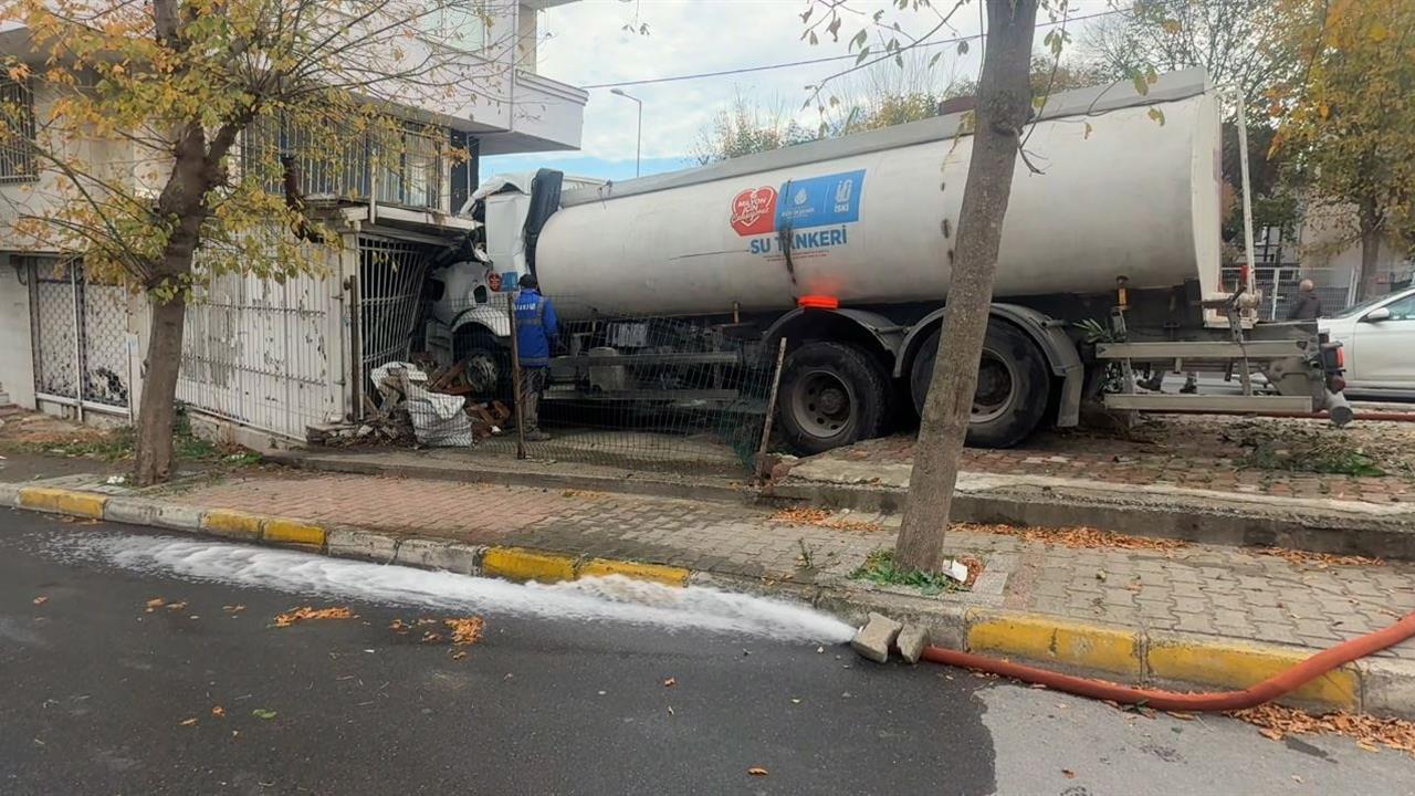 Küçükçekmece'de Su Tankeri İş Yerine Girdi: Faciadan Dönüldü