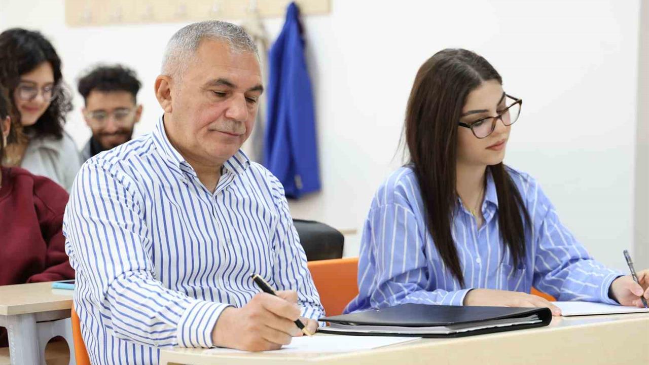 Aksaray'da Dede ve Torun Aynı Üniversitede Eğitim Görüyor