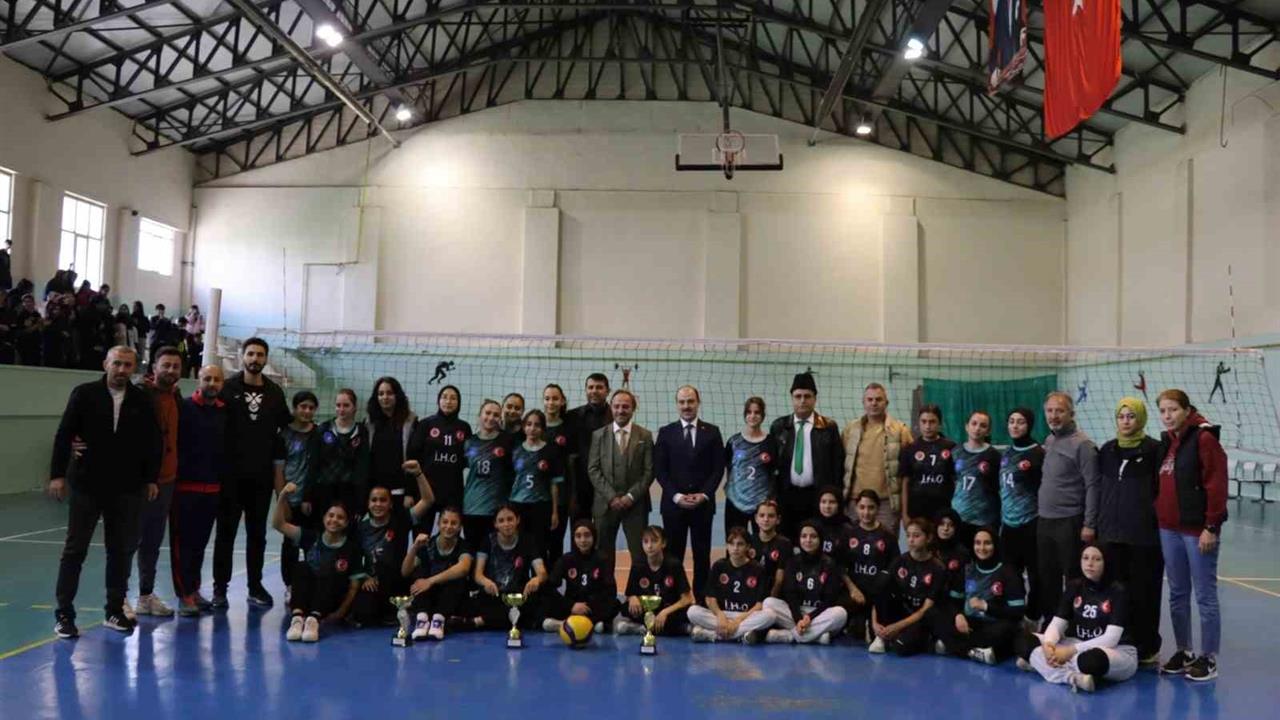 Mehmet Akif Ortaokulu Voleybol Turnuvasında Şampiyon Oldu