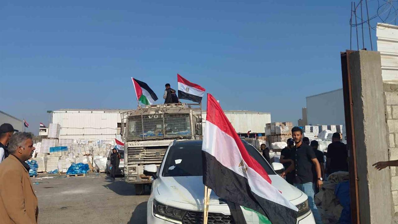 Mısır'dan Gazze'ye 50 İnsani Yardım Tırı Gönderildi