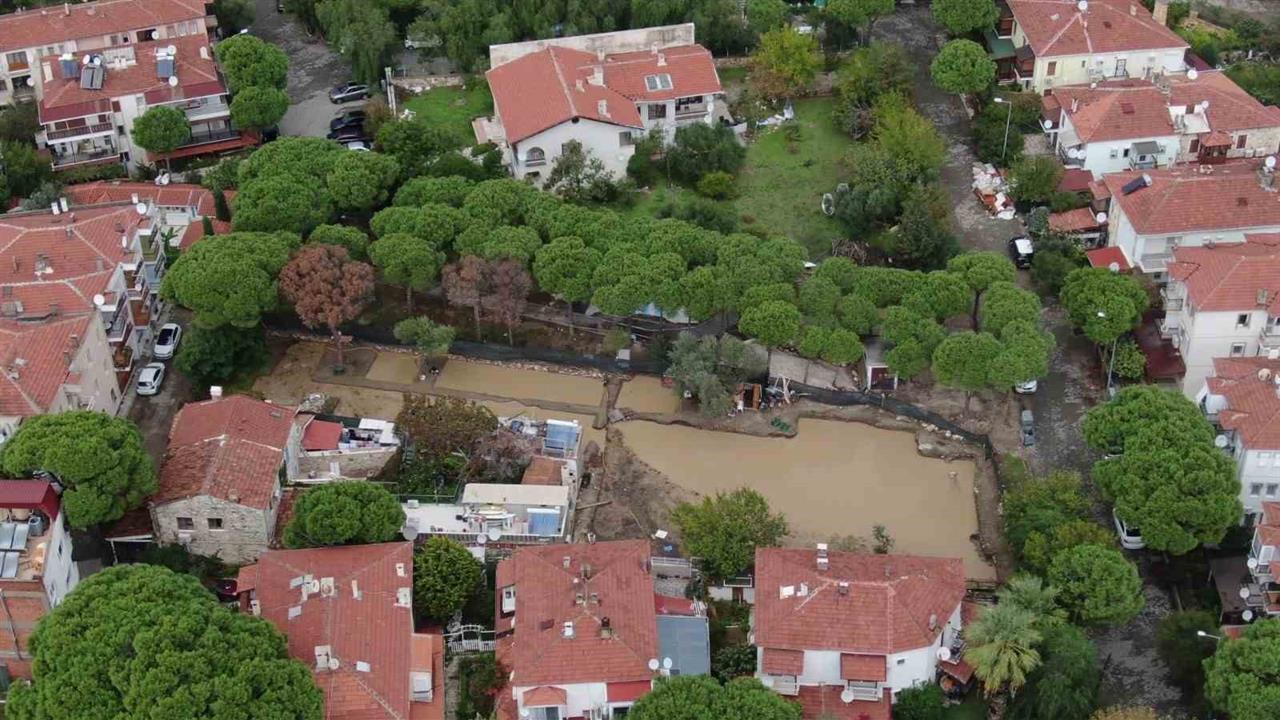 Foça'da Sel Felaketi: Sokaklar Çamurla Kaplandı