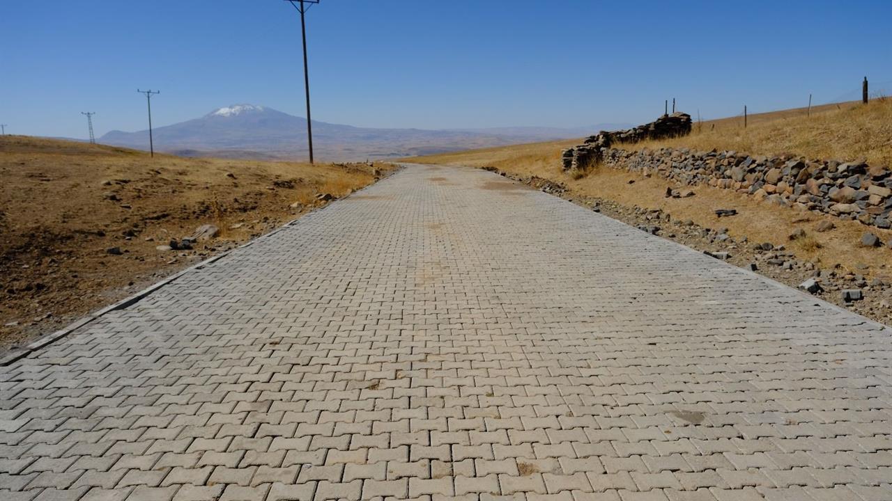 Ağrı'da Gündüz Köyü'ne Kilitli Parke Taşı Döşendi