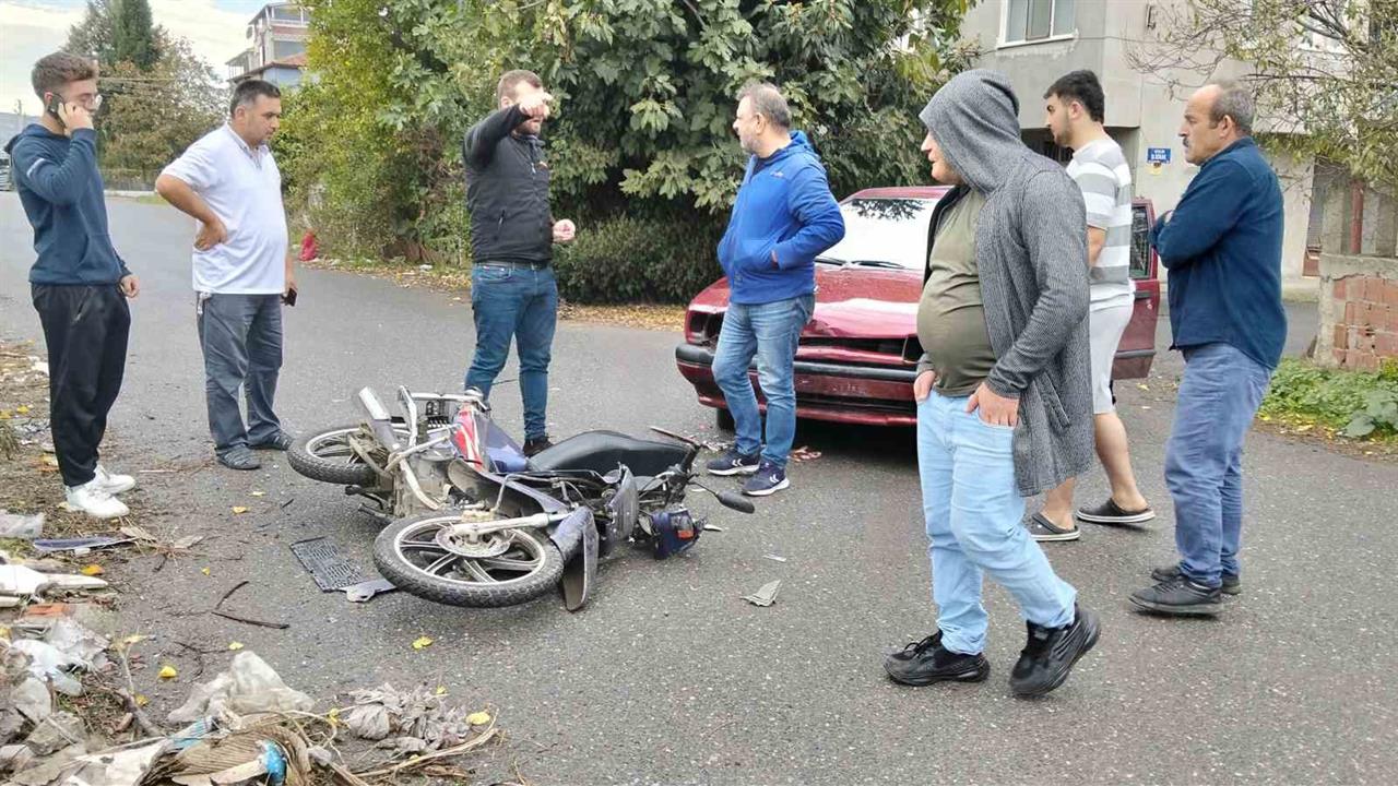 Bafra'da Otomobil ve Motosiklet Çarpıştı: 1 Yaralı