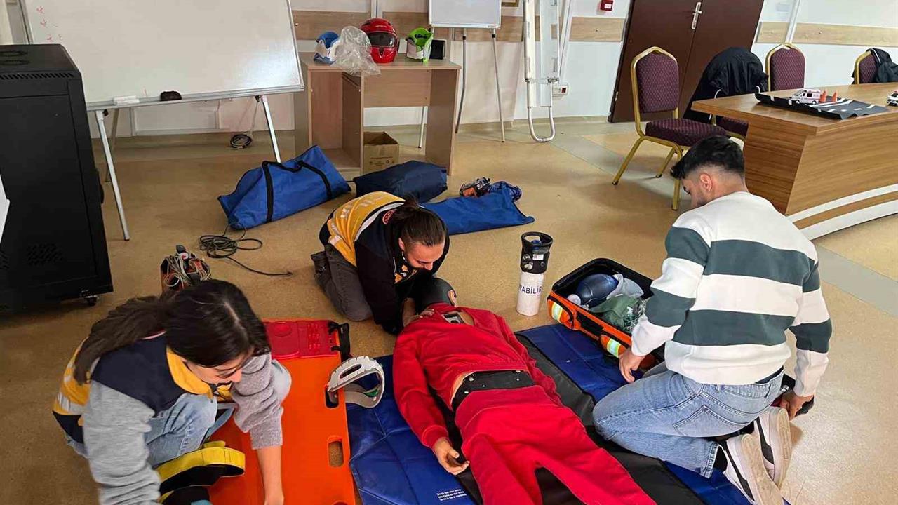 Tunceli'de Acil Sağlık Personeline Eğitim Verildi