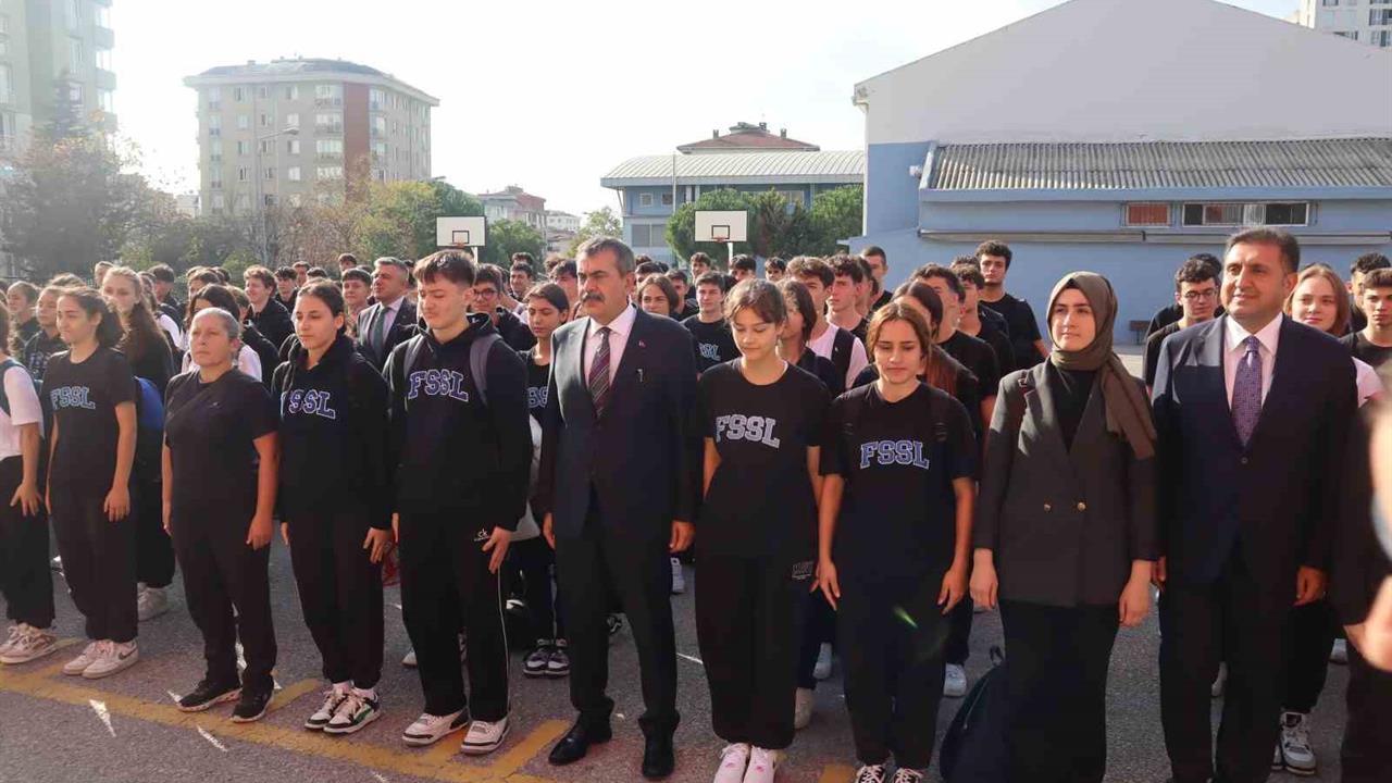 İstanbul'da Bakan Tekin Öğrencilerle Bayrak Töreninde Buluştu
