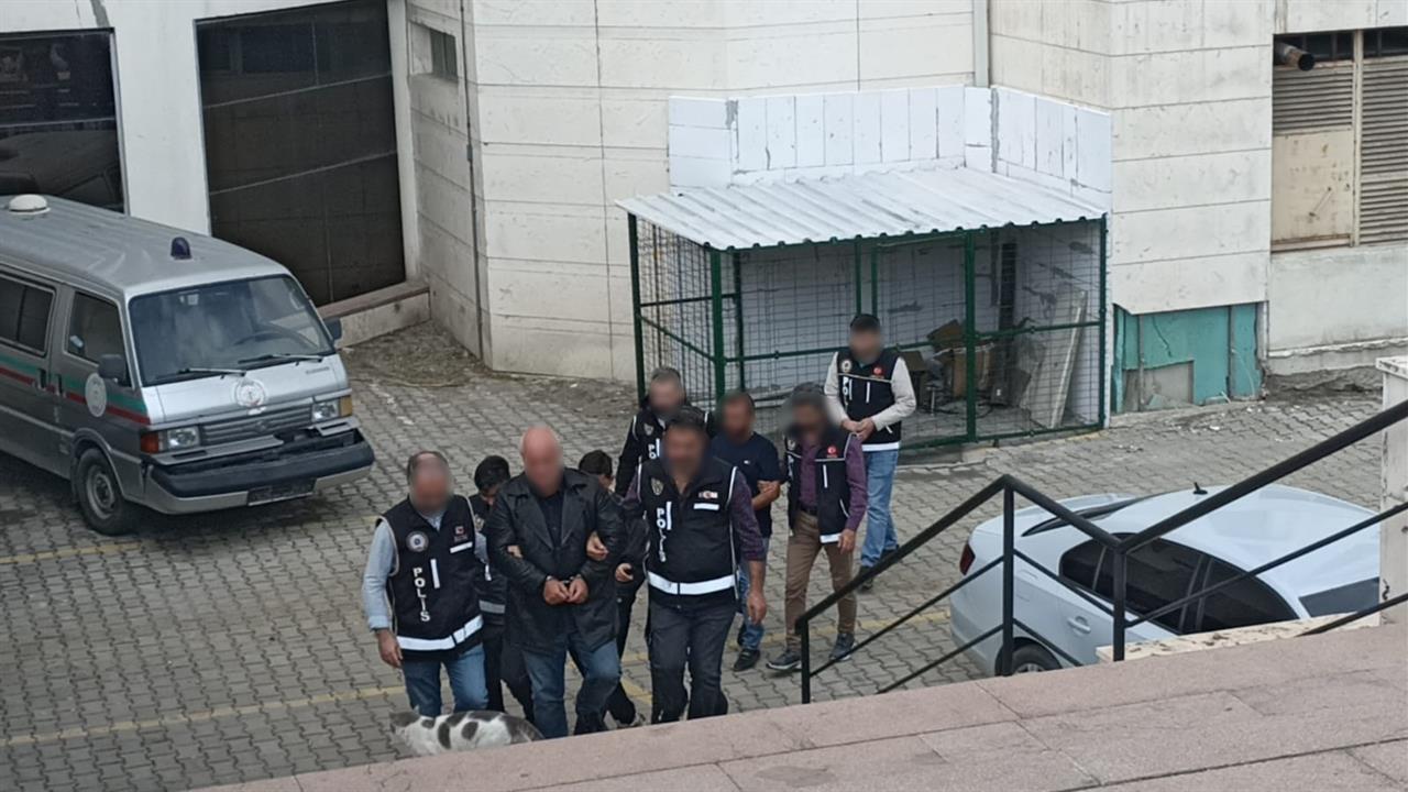 Edremit'te Seri Cinayet Soruşturmasında 3 Şüpheli Adliyeye Sevk Edildi