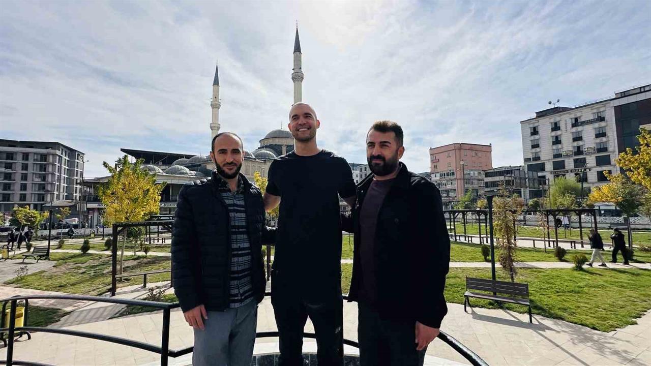 Amerikalı David Davis Yüksekova'da Doğanın Tadını Çıkarıyor