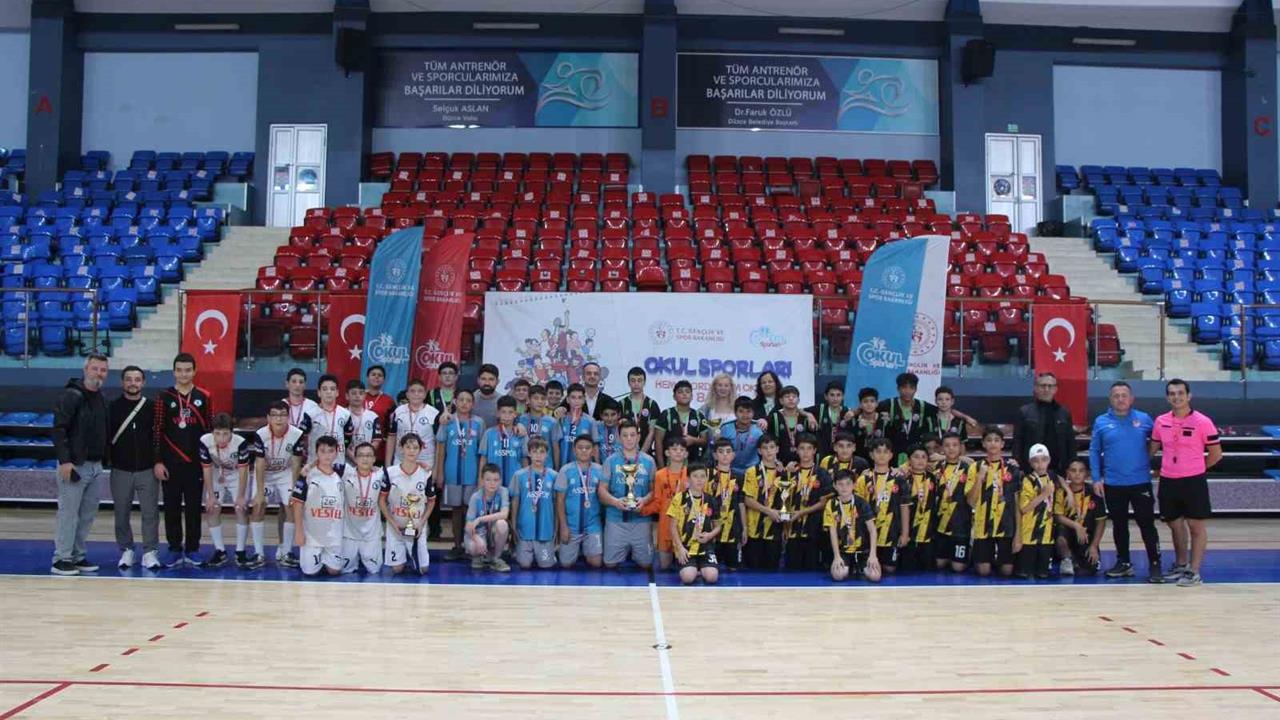 Düzce'de Hentbol Müsabakaları Sona Erdi: Dereceye Girenler Belli Oldu