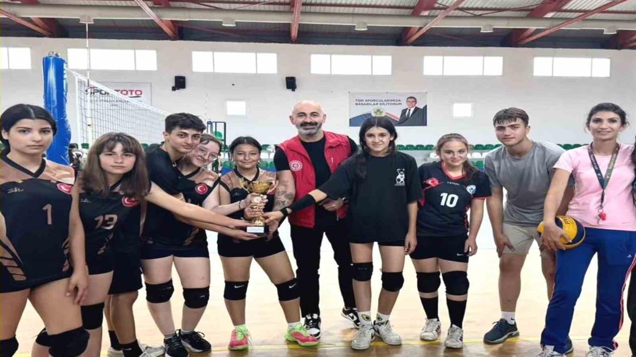 Aydın'da Liseler Arası Voleybol Turnuvası: Şampiyon Ayla Vural Anadolu Lisesi