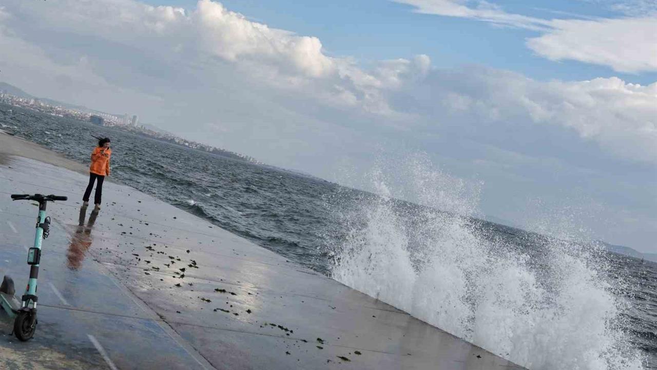 İstanbul'da Şiddetli Rüzgar Dalgaları Oluşturdu