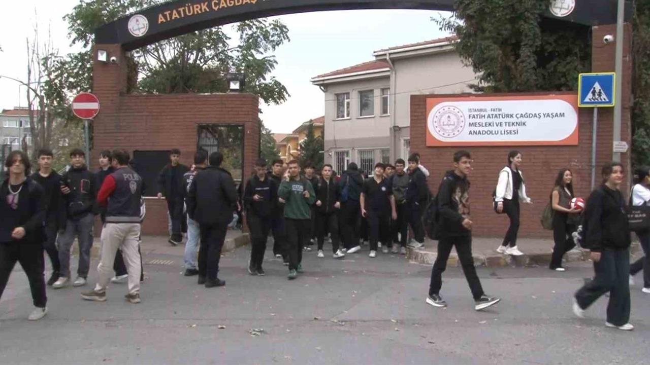 İstanbul'da Öğrenciler Erken Çıktı: Sağanak Yağış Bekleniyor