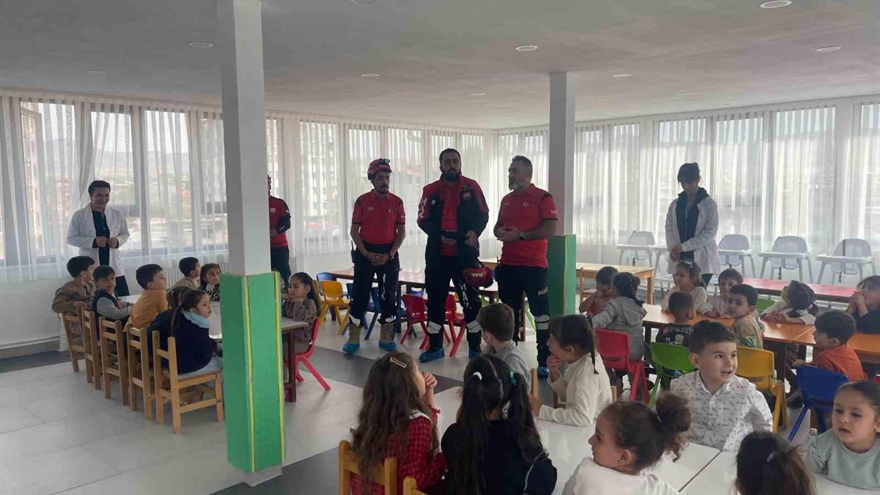 Van'da Minik Öğrencilere Afet Bilinci Eğitimi Verildi